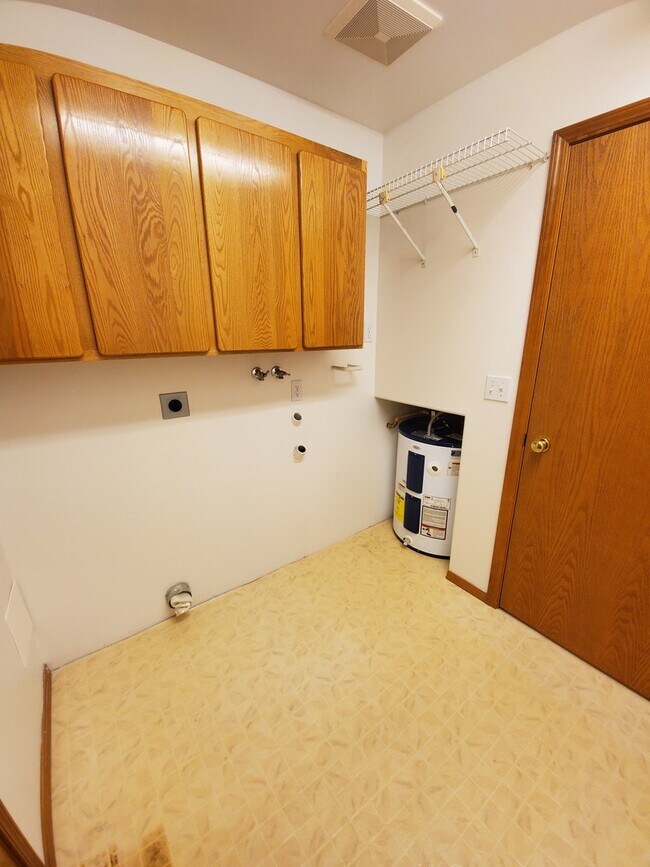 Building Photo - 810 S Dawes St