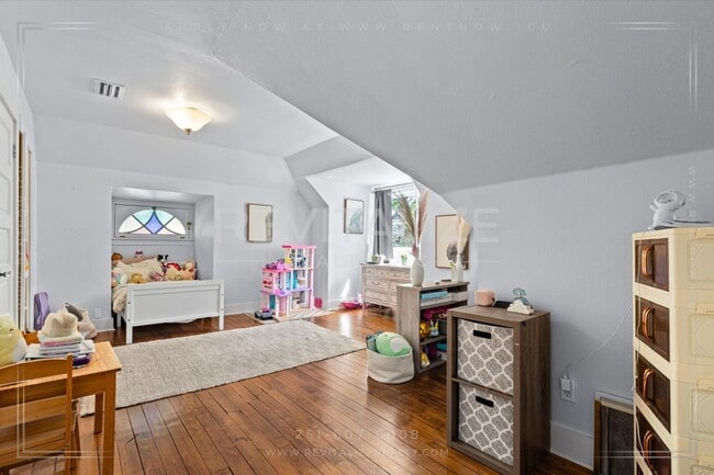 Building Photo - Beautiful Victorian Home in the Heart of S...