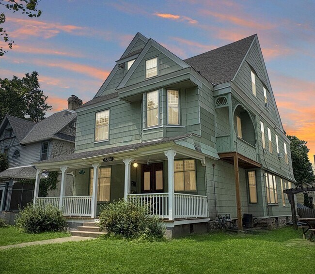 Building Photo - 2204 Grand Ave S