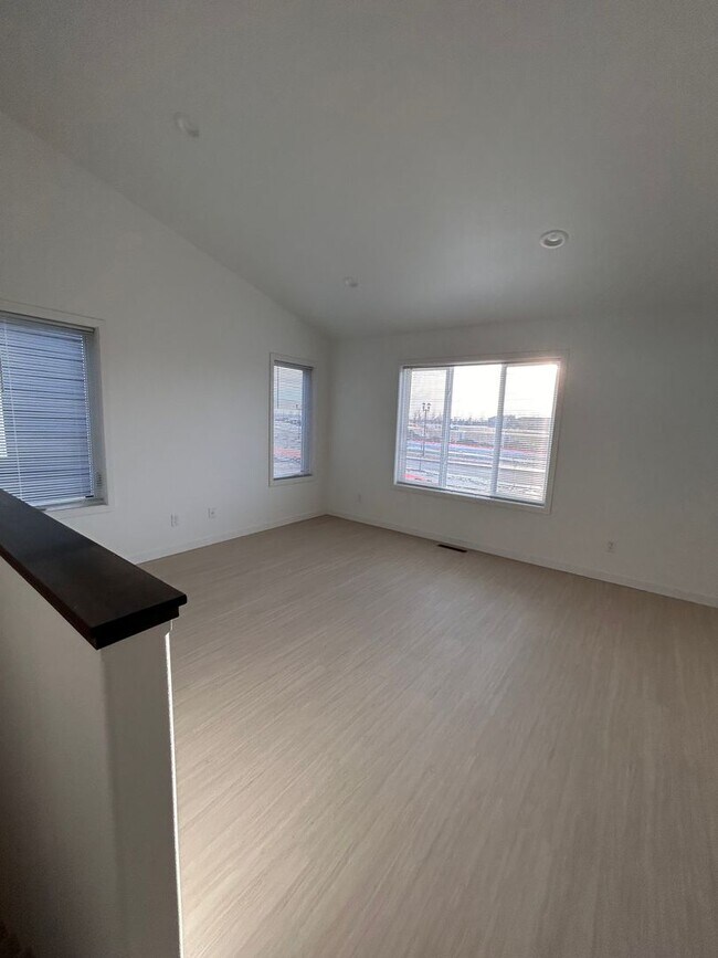 Building Photo - 3 Bed 3 Bath Townhome