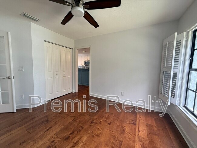 Building Photo - 1070 Sanibel Ct