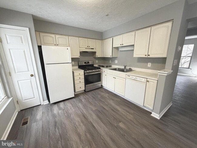 Building Photo - 8624 Mayaone St