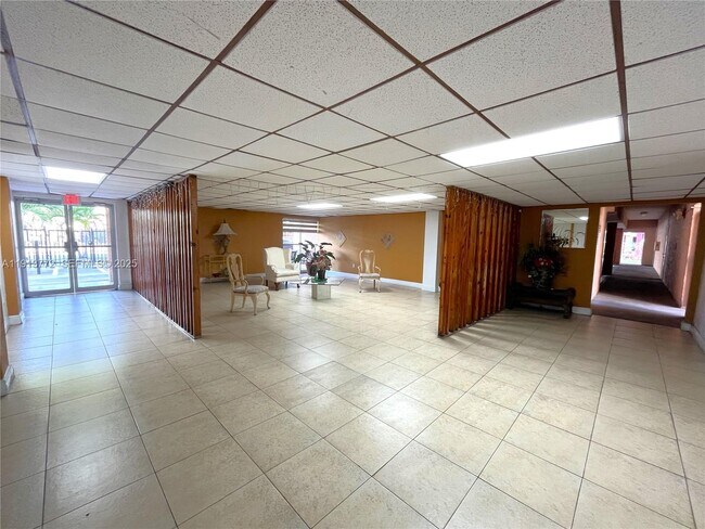 Building Photo - 6130 W 19th Ave