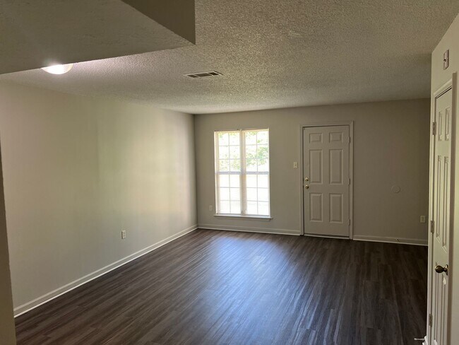 Building Photo - 105 Club Ln