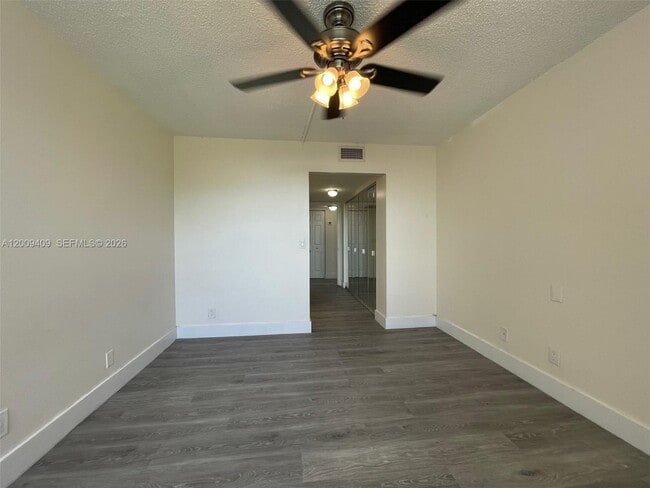 Building Photo - 9471 Evergreen Pl