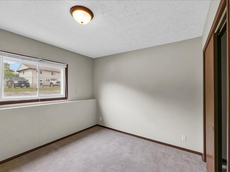 Building Photo - 112 W Raab Rd