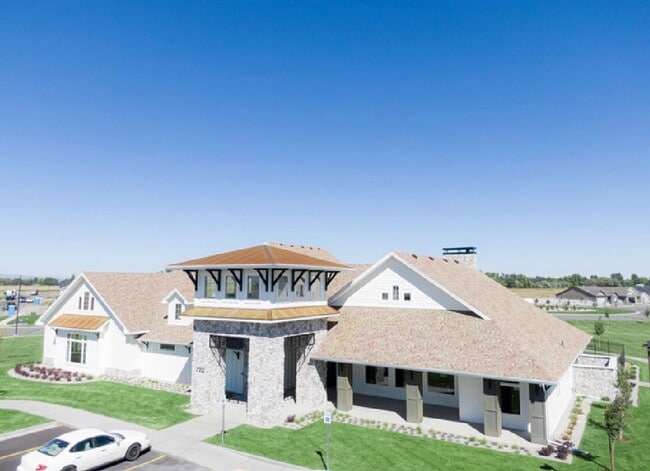 Building Photo - 3 Bed 2.5 Bath Townhome with Great Amenities