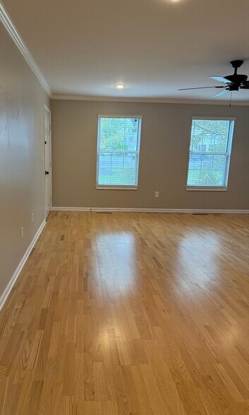 Building Photo - 1607 Briarwood Ln
