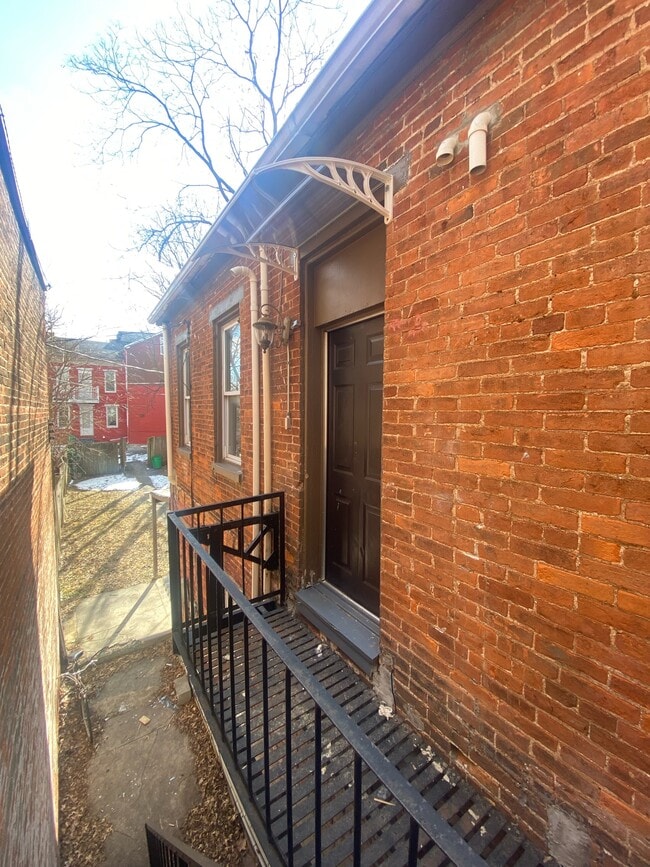 Building Photo - 402 E Market St