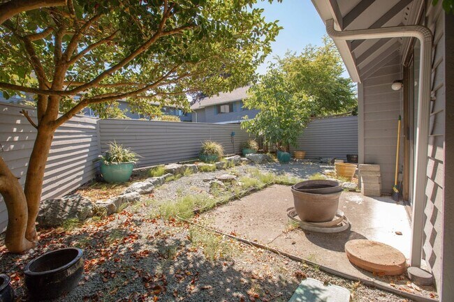 Building Photo - Spacious Langley Condo with Private Rear Y...