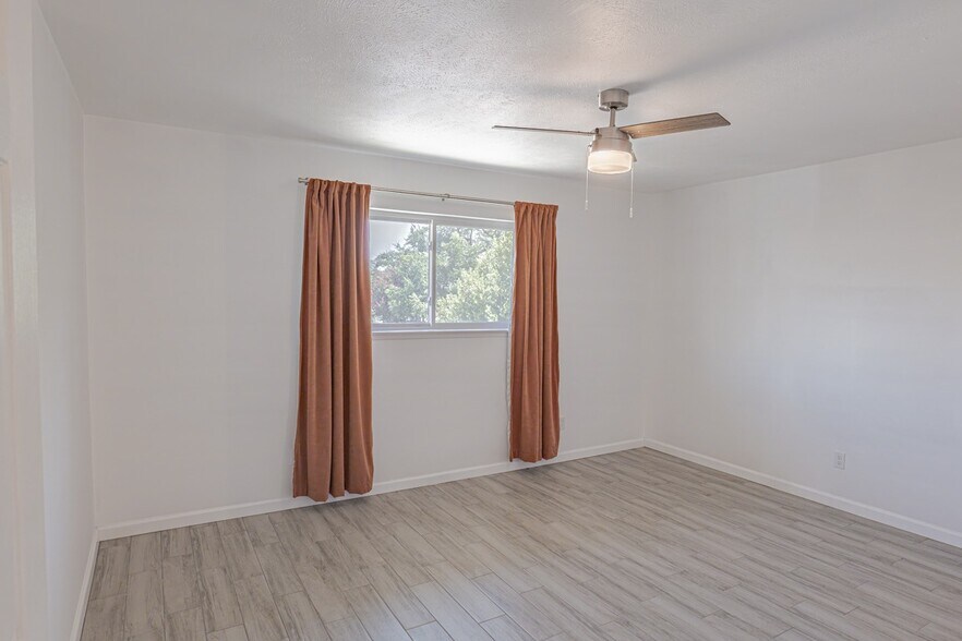 Building Photo - 8087 Meadow Rd