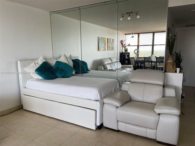 Building Photo - 1901 Brickell Ave