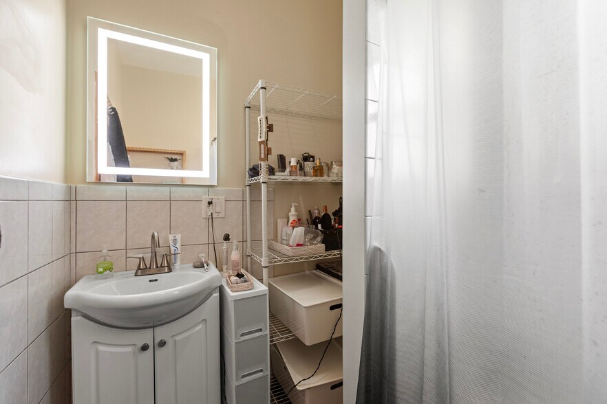 Building Photo - 2028 N Hamlin Ave