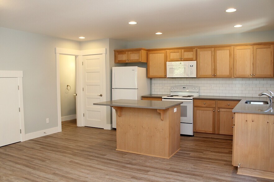 Building Photo - 8840 SW 36th Ave