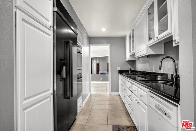 Building Photo - 7301 Vista Del Mar
