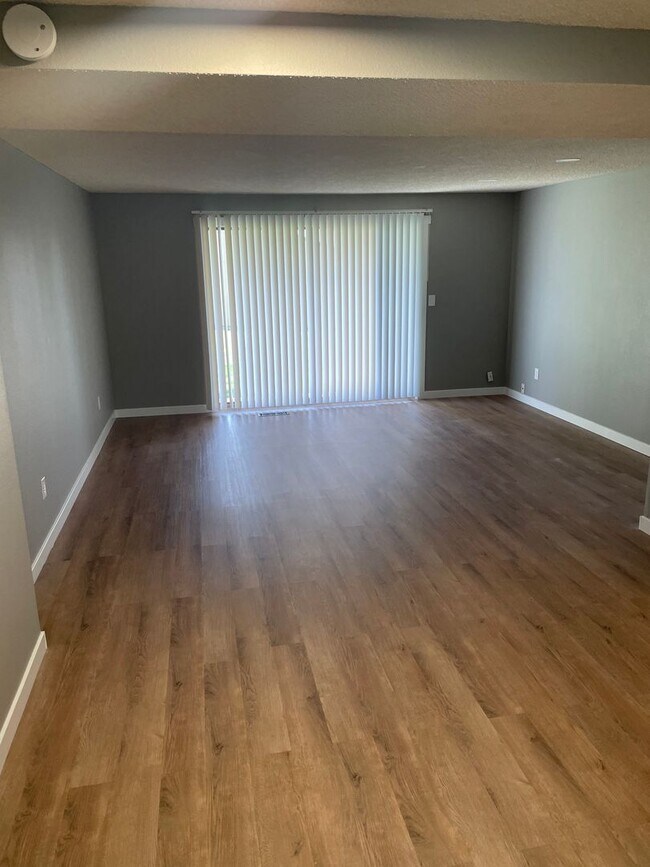 Building Photo - Amity