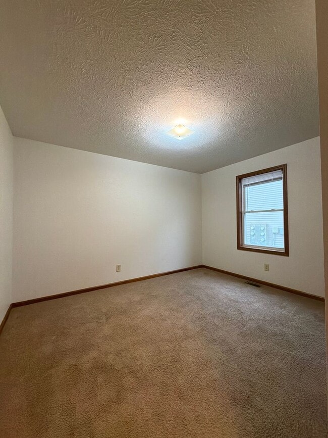 Building Photo - 211 Stonewall Ct