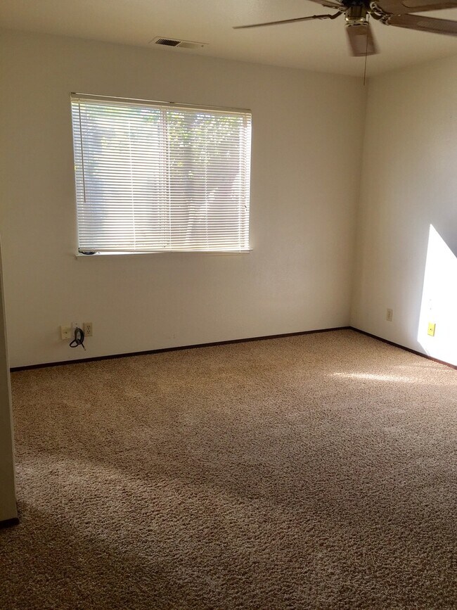 Building Photo - Rare find home with 2-Car Garage, Fenced Yard, with Convenient Location!