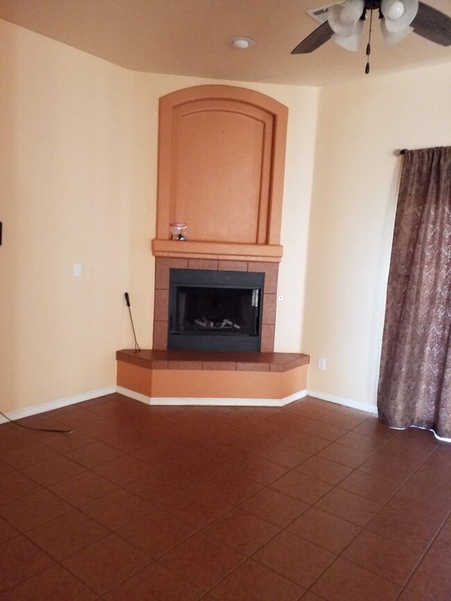 Building Photo - Large 3 Bedroom, 2 Bath Home