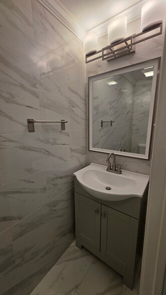 Newly tiled guest bathroom - 4296 Wimbledon Dr