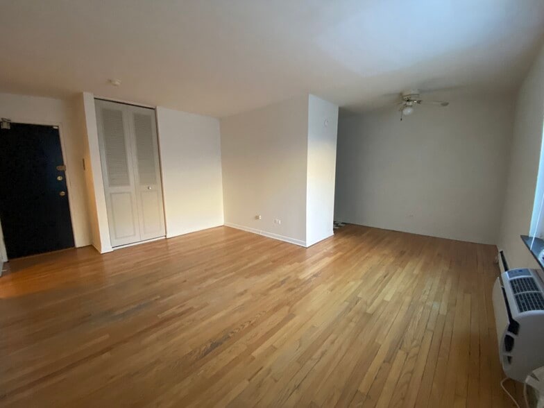 Building Photo - 516 W Melrose St