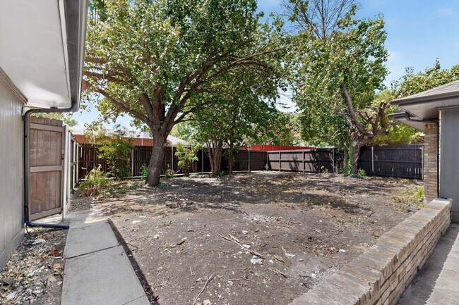 Building Photo - 2308 Chamberlain Dr