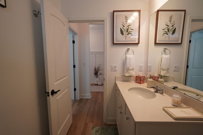 Building Photo - MOVE IN DATE MUST BE SCHEDULED 14 DAYS FROM PAYING SECURITY DEPOSIT.