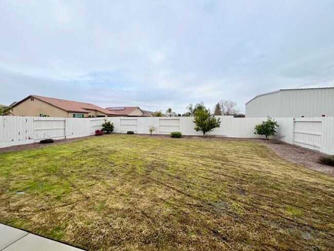 Building Photo - Beautiful 4 Bedroom Home in Clovis!