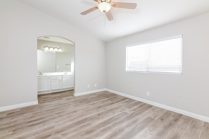 Building Photo - 2037 Madica Ave