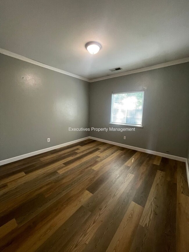 Building Photo - 2301 Peppertree Ln