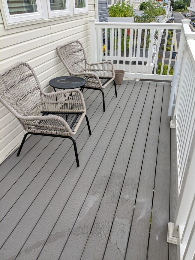 Building Photo - Gorgeous Newer Build (2019) 4 level townho...