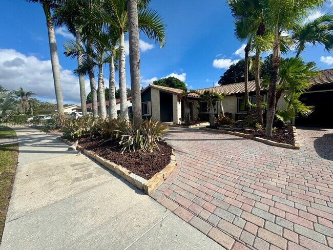 Building Photo - 6905 SW 148th Ct