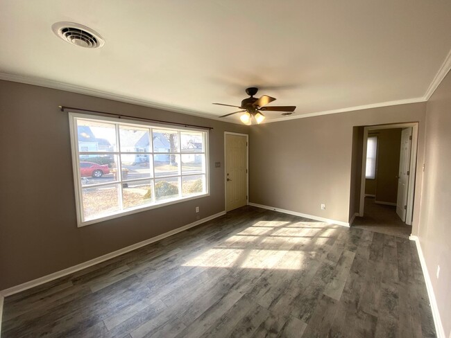 Building Photo - 2 Bedroom, 1 Bath Home Available in Peoria...