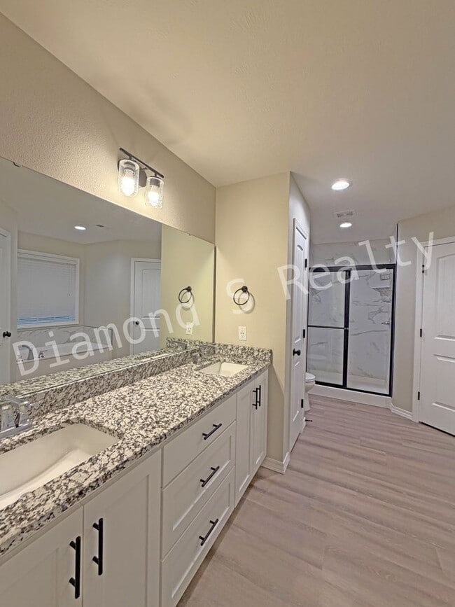 Building Photo - **Gorgeous 4-Bedroom Home in Olde World Estates Subdivision**