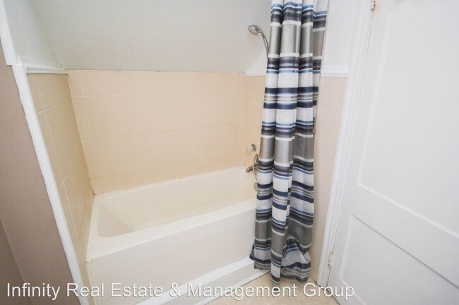 Building Photo - 114-11-1/2 11 1/2 St SE