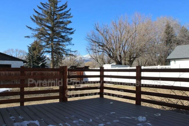 Building Photo - 489 E Center St