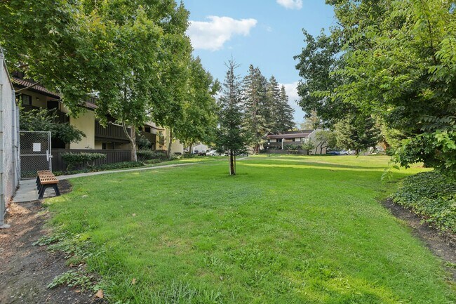 Building Photo - 999 Evelyn Terrace W