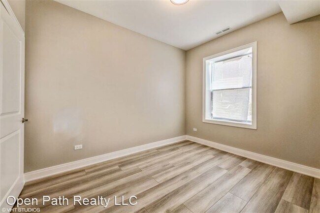Building Photo - 2141 N Laramie Ave
