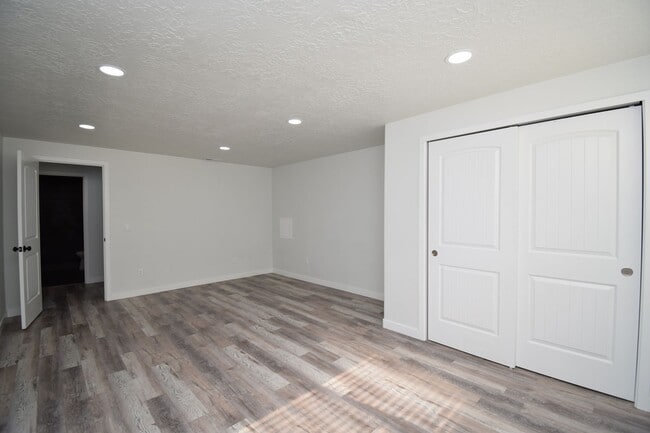 Building Photo - Newly Remodeled Magna Gem with New Appliances & Easy Freeway Access!!