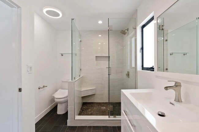 Building Photo - Modern and Spacious 4 Bed + 2.5 Bath Home