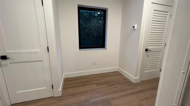 Building Photo - 1460 Campamento Ave