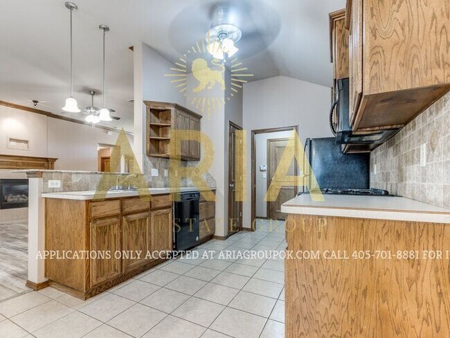 Building Photo - BEAUTIFUL 3 BED/2 BATH HOME IN ROYAL OAKS!...
