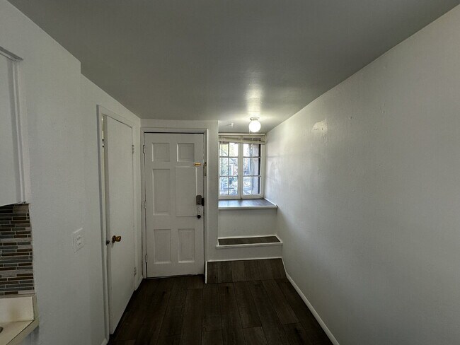 Building Photo - "Charming 1-Bed Oasis in Denver's Heart – Cozy Comforts!"