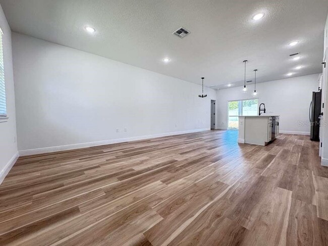 Building Photo - 8419 N Saxon Way