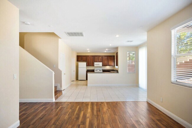 Building Photo - 3 Bed and Loft Summerlin Beauty