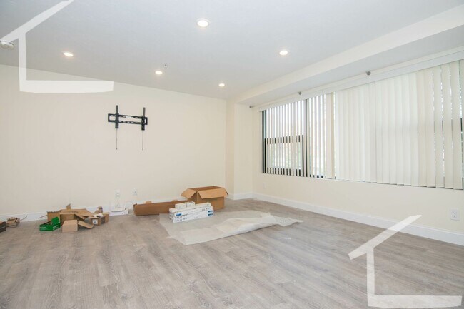 Building Photo - New Building, In-Unit Washer and Dryer, Central Heat/AC, Elevator, Parking for Rent