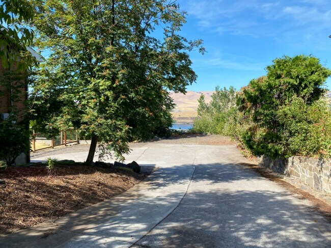 Building Photo - Home With Amazing River Views!