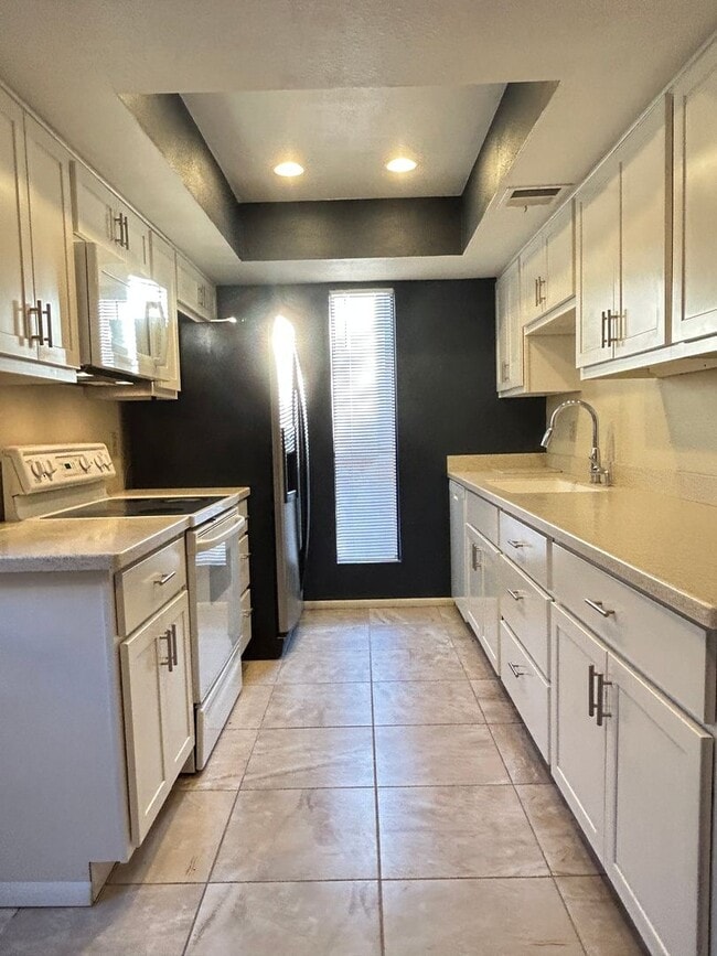 Building Photo - GORGEOUS REMODEL! 2 BED 2 BATH IN POINTS WEST!