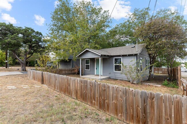 Building Photo - 204 Lessin Ln