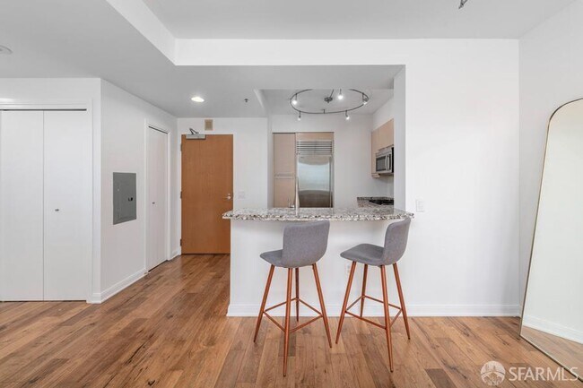 Building Photo - 425 1st St
